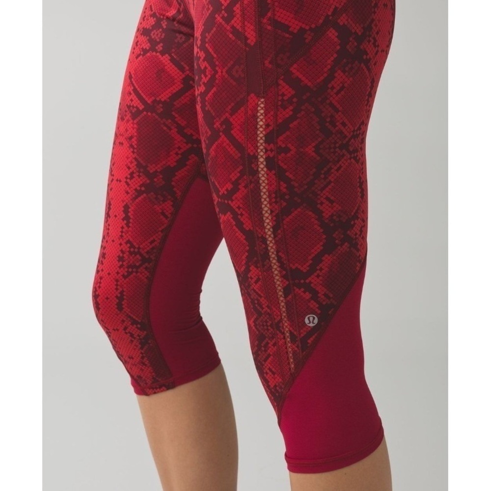 Lululemon Vent It Out Capri Cropped Leggings Womens 6 Red Snakeskin
